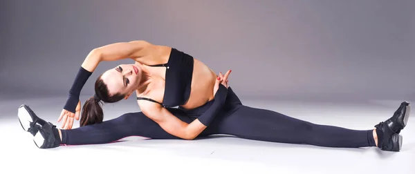 Joven atractiva mujer fitness mujer realizando un cordel —  Fotos de Stock