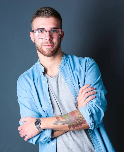 Retrato de um homem casual feliz de pé isolado em um fundo escuro. Bonito macho posando . — Fotografia de Stock