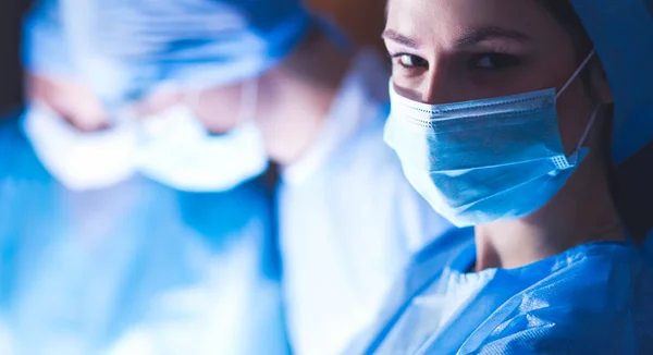 Ekip cerrahı ameliyathanede..