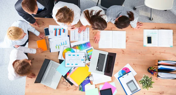 Zakenmensen zitten en discussiëren op zakelijke bijeenkomst, in functie — Stockfoto