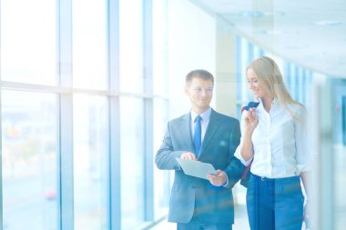 Başarılı iş takım ayakta Office gülümseyerek. iş