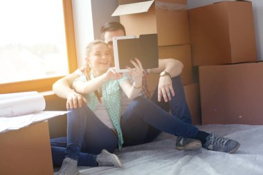 Evde oturan ipad ile katta hareketli çift. Çift