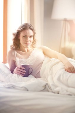 Genç kadın yatakta yatan ise kahve veya çay içme.
