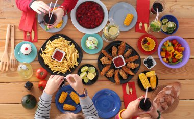 İnsanlar içecekler yemek masasında otururken. Masaya yiyecek. Masaya yiyecek. İnsanlar hızlı yemek yemek.