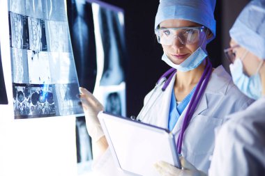 Hastanede röntgen çektiren iki kadın doktor..