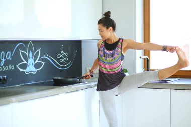 Formda ve çekici genç bir kadın sağlıklı yemek hazırlıyor. Kadın.