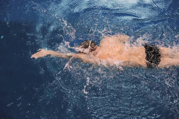 Nuotatore maschile in piscina. Foto subacquea. Nuotatore maschio. — Foto Stock