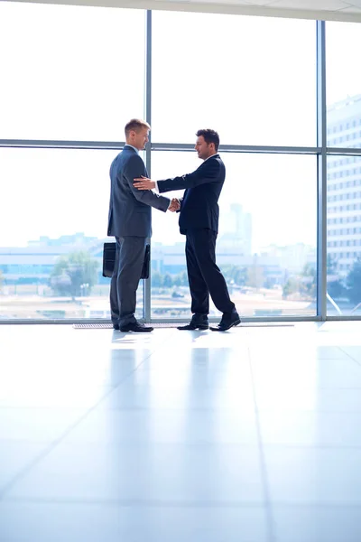 Imagen completa de dos exitosos hombres de negocios estrechándose la mano entre sí —  Fotos de Stock