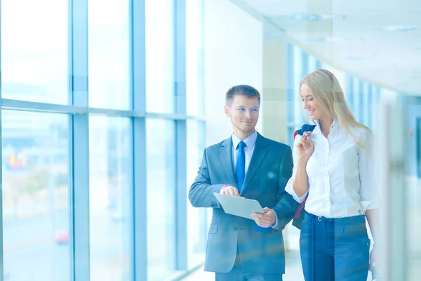 Sorrindo equipe de negócios de sucesso em pé no escritório. negócios — Fotografia de Stock