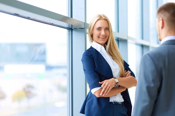 Twee succesvolle zakenmensen schudden handen met elkaar. Twee succesvolle zakenmensen — Stockfoto