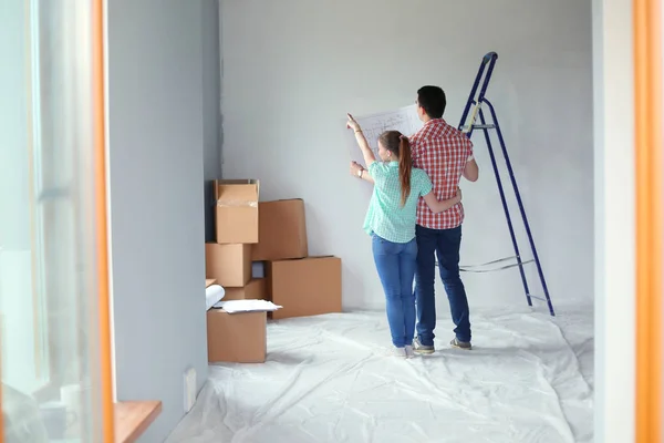 Portrait of young couple moving in new home. Young couple — Stock Photo, Image