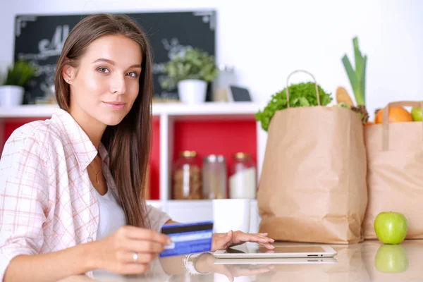 Jeune femme dans la cuisine, utilisant son ipad. Jeune femme — Photo