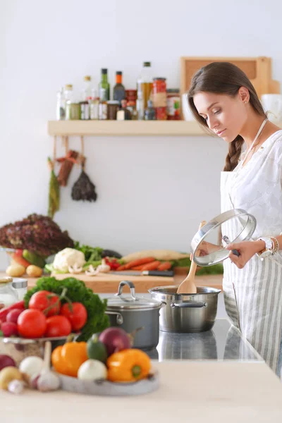 Kookvrouw in keuken met houten lepel. Kokende vrouw — Stockfoto