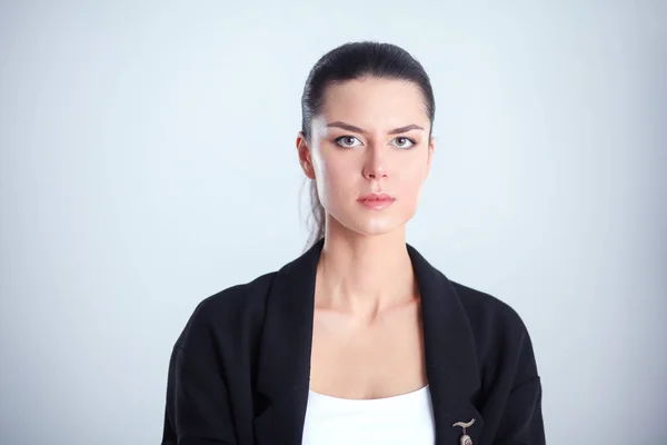 Jonge vrouw permanent, geïsoleerd op grijze achtergrond — Stockfoto