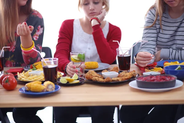 Вид сверху на группу людей, обедающих вместе за деревянным столом. Еда на столе. Люди едят фаст-фуд. — стоковое фото