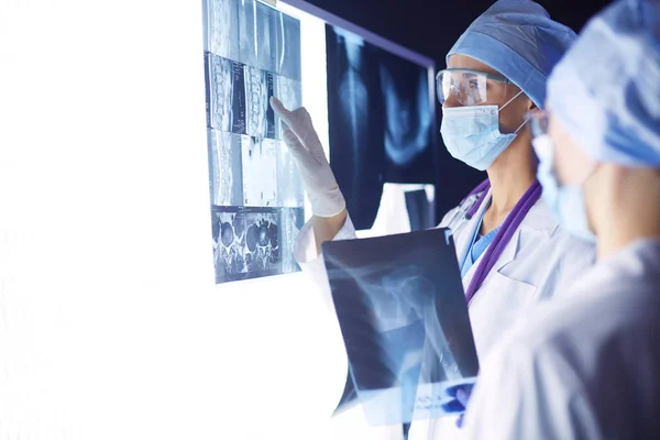 Dos mujeres médicas que miran rayos X en un hospital. —  Fotos de Stock
