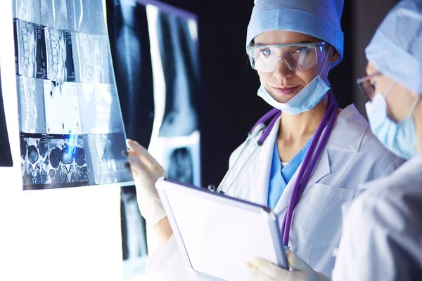 Hastanede röntgen çektiren iki kadın doktor..