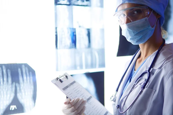 A vonzó doktornő képe, aki a röntgen eredményeket nézi. — Stock Fotó