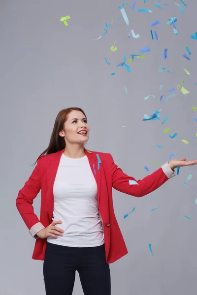 Hermosa mujer feliz en la fiesta de celebración con confeti. Cumpleaños o Nochevieja celebrando el concepto . —  Fotos de Stock