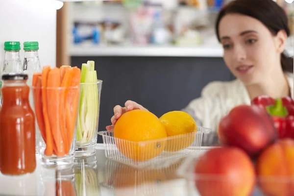 Offener Kühlschrank mit frischem Obst und Gemüse. Offener Kühlschrank — Stockfoto