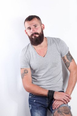 Ayakta, gri arka plan üzerinde izole yakışıklı adam portresi