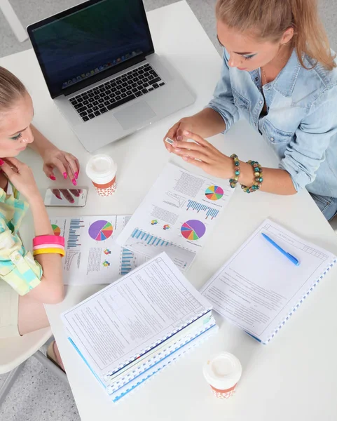 Twee vrouwen samen te werken op kantoor, zittend op het Bureau — Stockfoto