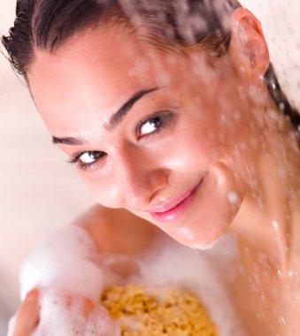 Genç beautyful kadın banyoda duş altında.