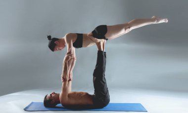 Genç çift Acro yoga mat Studio birlikte uygulamak. Acroyoga. Çift yoga. Ortak yoga.