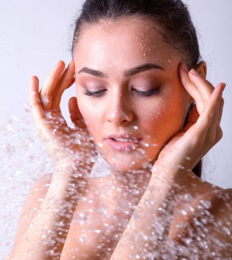 Genç beautyful kadın banyoda duş altında.