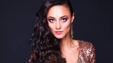 Abiye siyah arka plan üzerine güzel genç kadın.