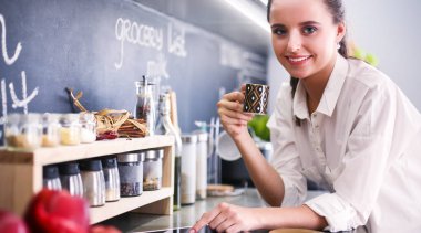 mutfak arka planı duran genç bir kadın portresi.