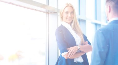 Birbirleri ile el sıkışan iki başarılı iş adamları. İki başarılı iş adamları