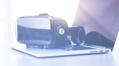 Bilgisayarlı sanal gerçeklik gözlükleri. İş. 3D teknoloji