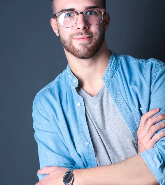 Retrato de um homem casual feliz de pé isolado em um fundo escuro. Bonito macho posando . — Fotografia de Stock