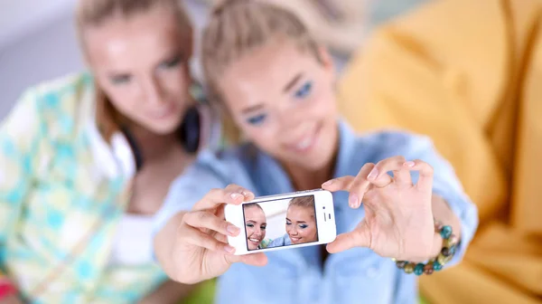 Selfie fotoğraf Smartphone'da yapmak mutlu iki gülümseyen kız portresi — Stok fotoğraf