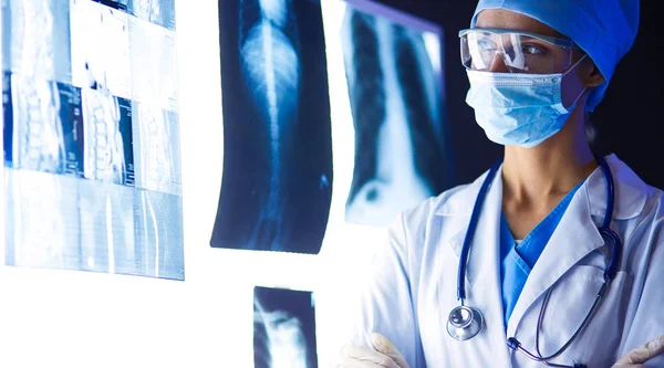 Imagen de la atractiva doctora mirando los resultados de los rayos X. — Foto de Stock