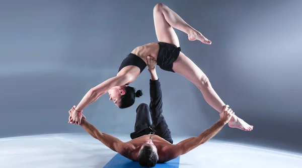 Genç Çift Acro Yoga Mat Studio Birlikte Uygulamak Acroyoga Çift — Stok fotoğraf