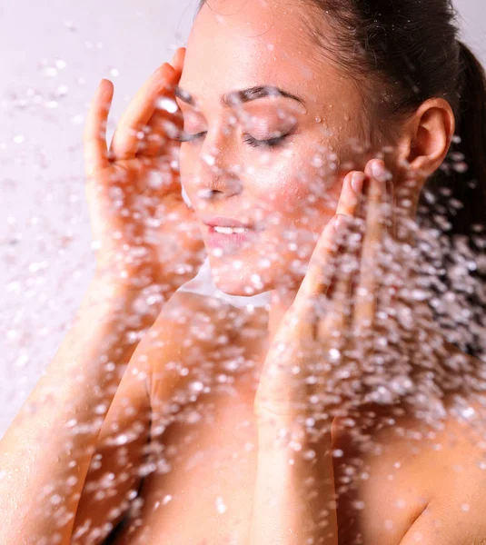 Genç beautyful kadın banyoda duş altında.