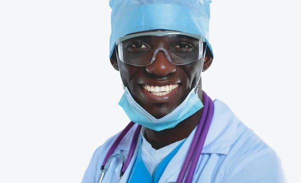 Portret van een dokter met een masker en uniform. geïsoleerd op witte achtergrond. Dokter.. — Stockfoto