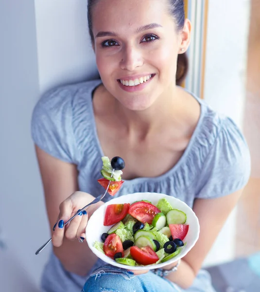 A beautiful girl eating healthy food. Beautiful girl — Stock Photo, Image