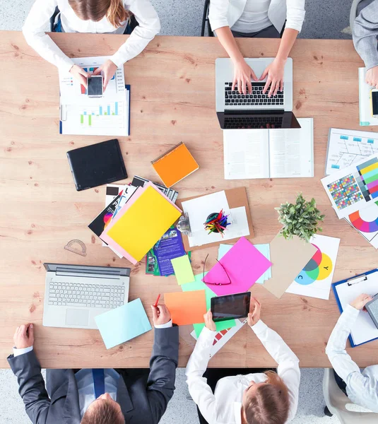 Zakenmensen zitten en discussiëren op zakelijke bijeenkomst, in functie — Stockfoto