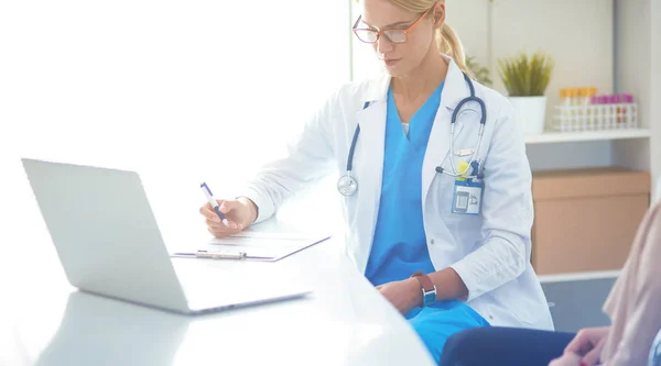 Doctor y pareja de pacientes están discutiendo algo, sentados en el escritorio. —  Fotos de Stock