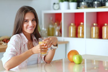 Mutfakta masada oturan genç bir kadın. Genç kadın.