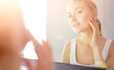 Güzel kadın izole üzerinde beyaz arka plan ile. Güzel kadın