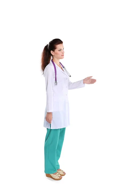 Mosolygó doktornő egy egyenruhás mappával a kórházban. Mosolygó női orvos — Stock Fotó