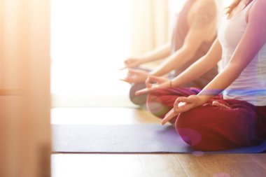 Pratik Yoga bir genç adam. Yoga. Yoga eğitmeni