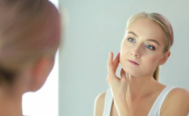 Güzel kadın izole üzerinde beyaz arka plan ile. Güzel kadın