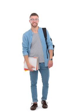 Beyaz arka plan üzerinde izole kitap tutan bir okul çantası ile bir erkek öğrenci. Eğitim olanakları. Üniversite öğrencisi.
