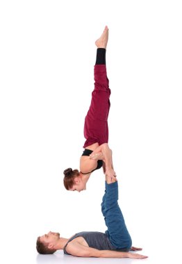 Genç atletik çift pratik acroyoga. Çiftinde Dengeleme.