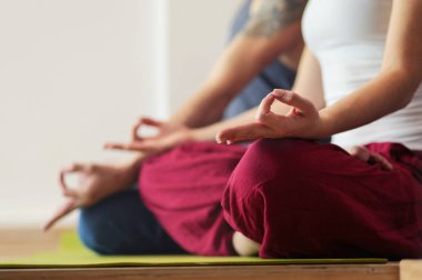 Pratik Yoga bir genç adam. Yoga. Yoga eğitmeni